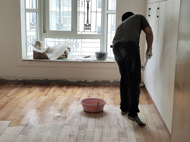 西安强化地板维修工人-西安实木地板怎么翻新修复