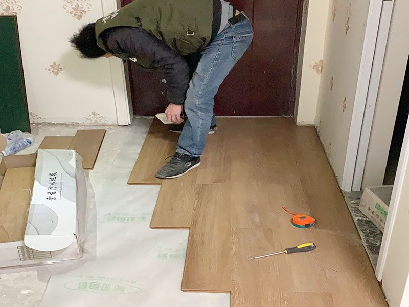 渭南强化地板维修工人-渭南实木地板怎么翻新修复