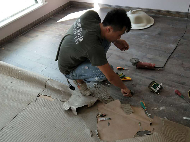 西宁地面木地板翻新应该如何打磨上漆