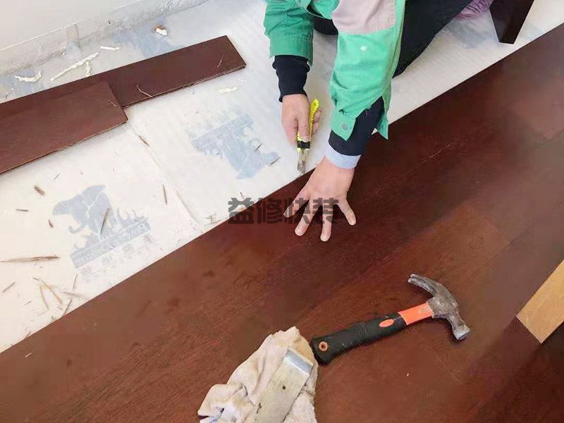 德阳什邡市木地板铺设,客厅改造,门窗维修(图3)