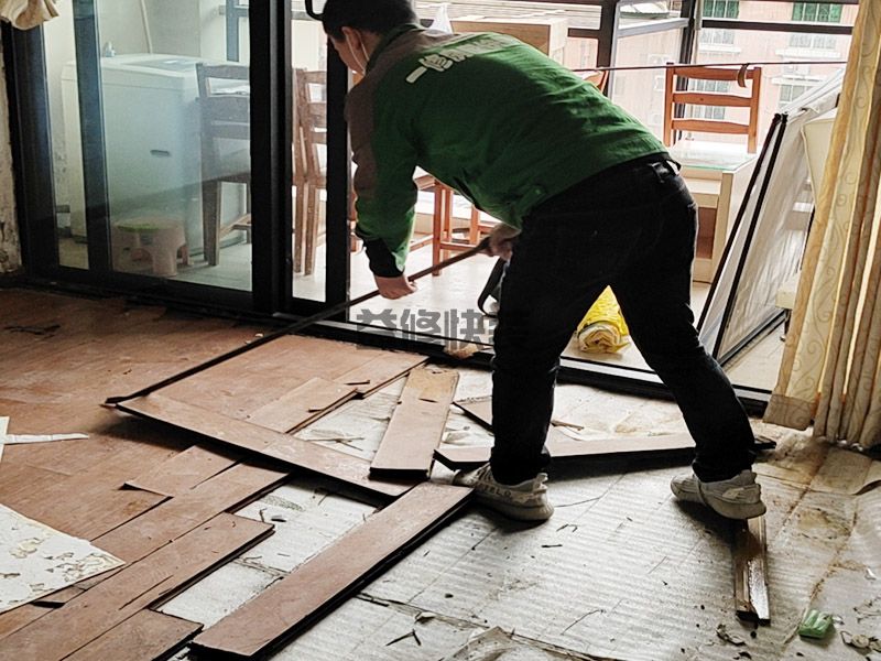 地板维修怎么收费_地板维修安装上门服务_地板维修安装如何找工